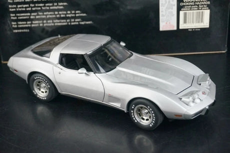 AutoArt شيفروليه 1978 كورفيت C3 الذكرى الخامسة والعشرين سيلفر 1:18 – نموذج معدني قابل للجمع مصبوب.