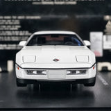 AutoArt شيفروليه 1984 كورفيت C4 وايت 1:18 – نموذج معدني قابل للجمع مصبوب.