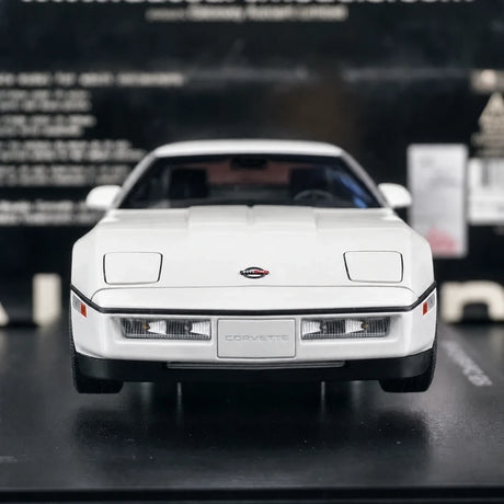 AutoArt شيفروليه 1984 كورفيت C4 وايت 1:18 – نموذج معدني قابل للجمع مصبوب.