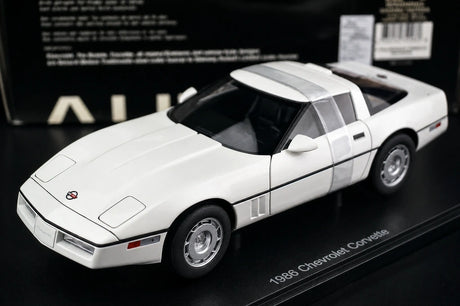 AutoArt شيفروليه 1984 كورفيت C4 وايت 1:18 – نموذج معدني قابل للجمع مصبوب.