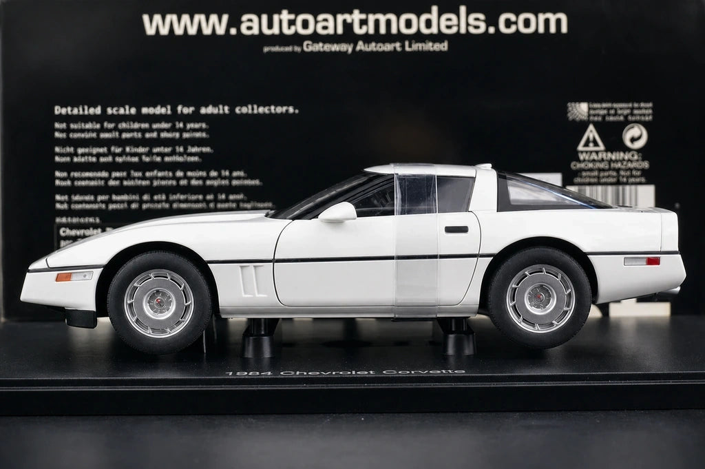 AutoArt شيفروليه 1984 كورفيت C4 وايت 1:18 – نموذج معدني قابل للجمع مصبوب.