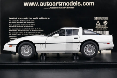 AutoArt شيفروليه 1984 كورفيت C4 وايت 1:18 – نموذج معدني قابل للجمع مصبوب.