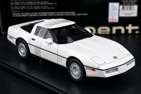 AutoArt شيفروليه 1984 كورفيت C4 وايت 1:18 – نموذج معدني قابل للجمع مصبوب.