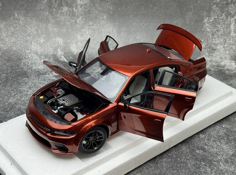 AutoArt Dodge 2020 تشارجر R-T سكات باك عريض الجسم بني 1:18 – نموذج معدني قابل للجمع مصبوب.