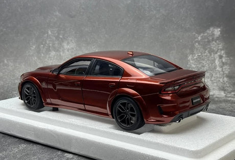 AutoArt Dodge 2020 تشارجر R-T سكات باك عريض الجسم بني 1:18 – نموذج معدني قابل للجمع مصبوب.