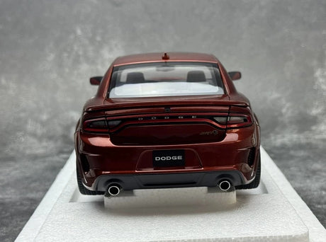 AutoArt Dodge 2020 تشارجر R-T سكات باك عريض الجسم بني 1:18 – نموذج معدني قابل للجمع مصبوب.
