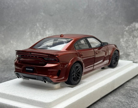 AutoArt Dodge 2020 تشارجر R-T سكات باك عريض الجسم بني 1:18 – نموذج معدني قابل للجمع مصبوب.