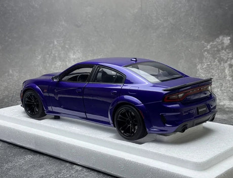 AutoArt Dodge 2020 تشارجر R-T سكات باك عريض الجسم بنفسجي 1:18 – نموذج معدني قابل للجمع مصبوب.