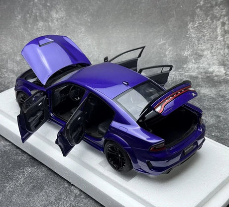 AutoArt Dodge 2020 تشارجر R-T سكات باك عريض الجسم بنفسجي 1:18 – نموذج معدني قابل للجمع مصبوب.