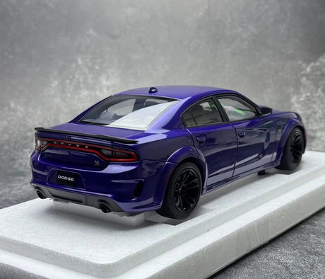 AutoArt Dodge 2020 تشارجر R-T سكات باك عريض الجسم بنفسجي 1:18 – نموذج معدني قابل للجمع مصبوب.