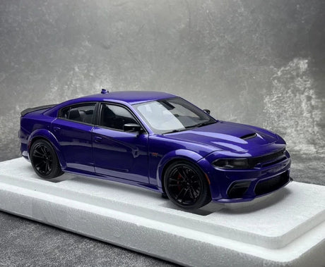 AutoArt Dodge 2020 تشارجر R-T سكات باك عريض الجسم بنفسجي 1:18 – نموذج معدني قابل للجمع مصبوب.