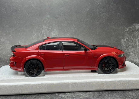 AutoArt Dodge 2020 تشارجر R-T سكات باك بلون أحمر 1:18 عريض الجسم – نموذج معدني قابل للجمع مصبوب.