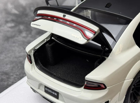 AutoArt Dodge 2020 تشارجر R-T Scat Pack عريض الجسم الأبيض 1:18 – نموذج معدني قابل للجمع مصبوب، مصبوب.