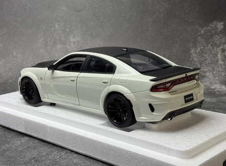 AutoArt Dodge 2020 تشارجر R-T Scat Pack عريض الجسم الأبيض 1:18 – نموذج معدني قابل للجمع مصبوب، مصبوب.