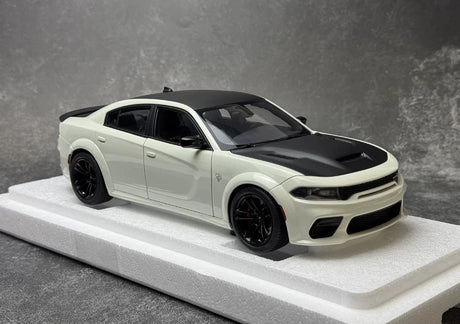 AutoArt Dodge 2020 تشارجر R-T Scat Pack عريض الجسم الأبيض 1:18 – نموذج معدني قابل للجمع مصبوب، مصبوب.