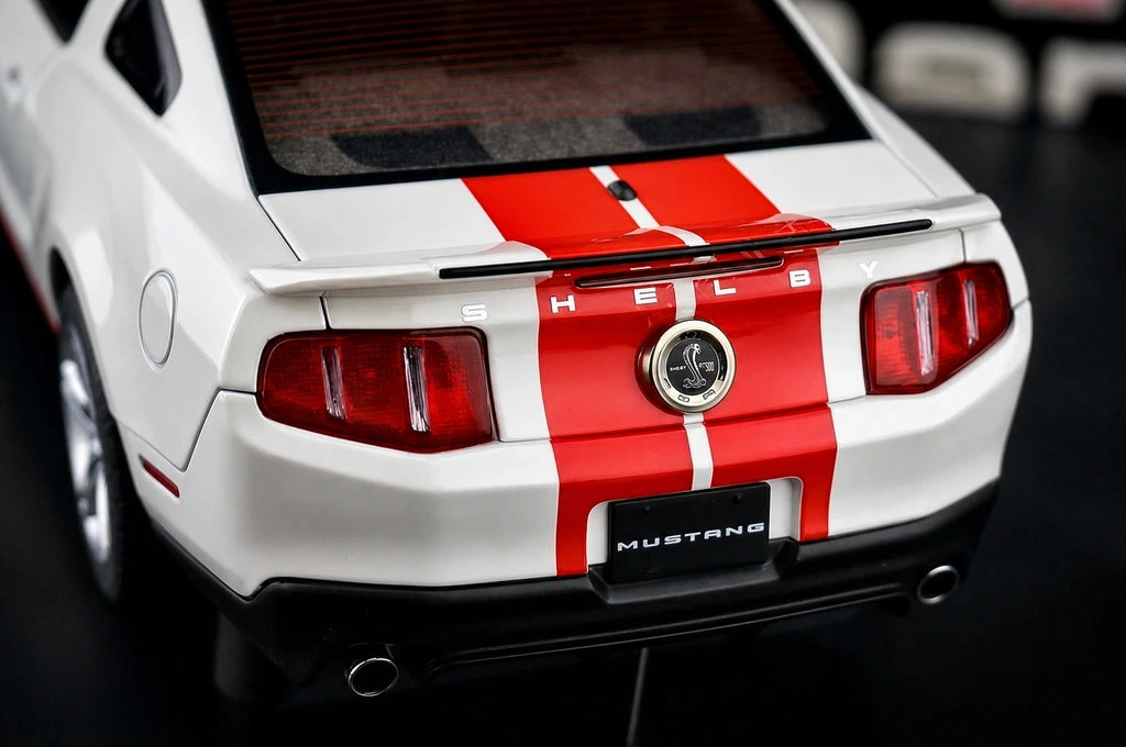 AutoArt Ford 1967 Shelby Mustang GT500 1:18 Rosso e Bianco – Modello da collezione pressofuso