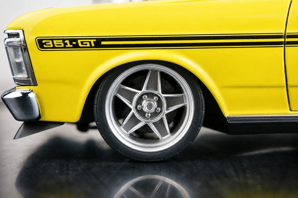 AutoArt فورد 1971 فالكون XY GTHO ستريت ماشين فلوريسنت أصفر 1:18 – نموذج معدني قابل للجمع مصبوب.