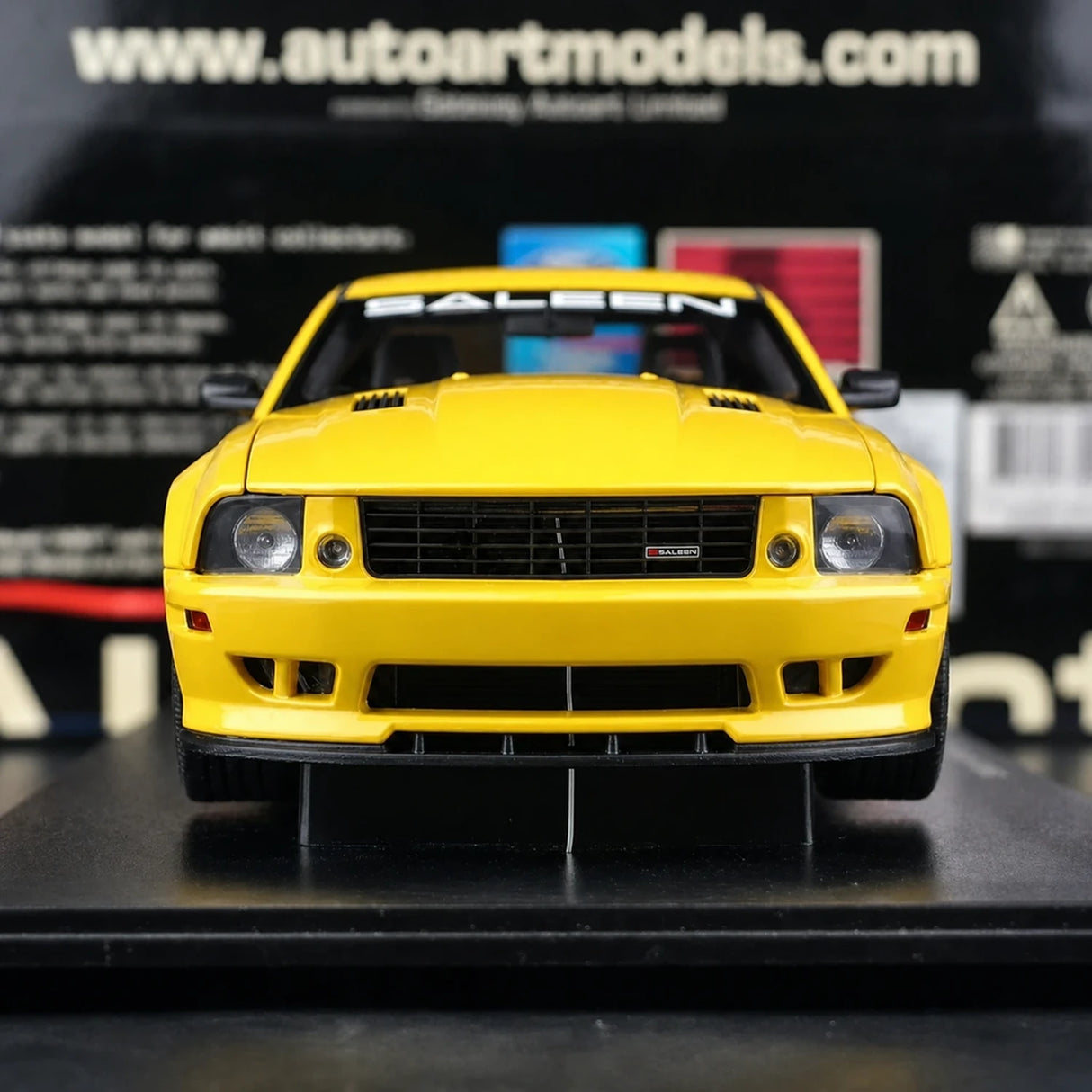 AutoArt فورد 2005 موستانج سالين S281 الأصفر 1:18 – نموذج معدني قابل للجمع مصبوب.