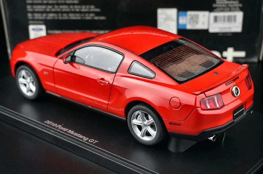 AutoArt فورد 2010 موستانج GT ريد 1:18 – نموذج معدني قابل للجمع مصبوب.