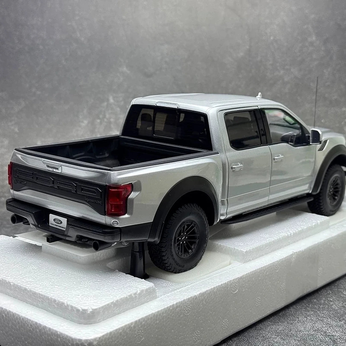 AutoArt Ford 2019 F-150 Raptor SuperCrew Silver 1:18 – Sammlerobjekt aus Druckguss