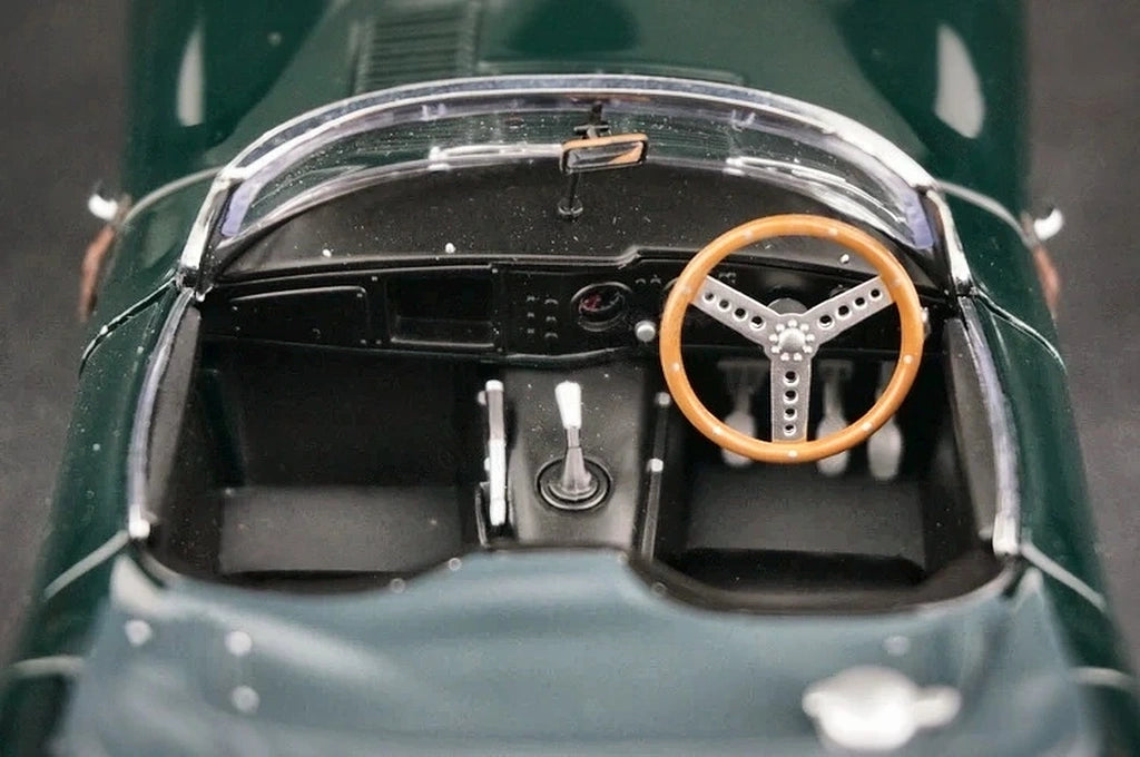 AutoArt Jaguar 1957 XK-SS Steve McQueen 1:18 – samlarobjekt gjuten modell gjutet