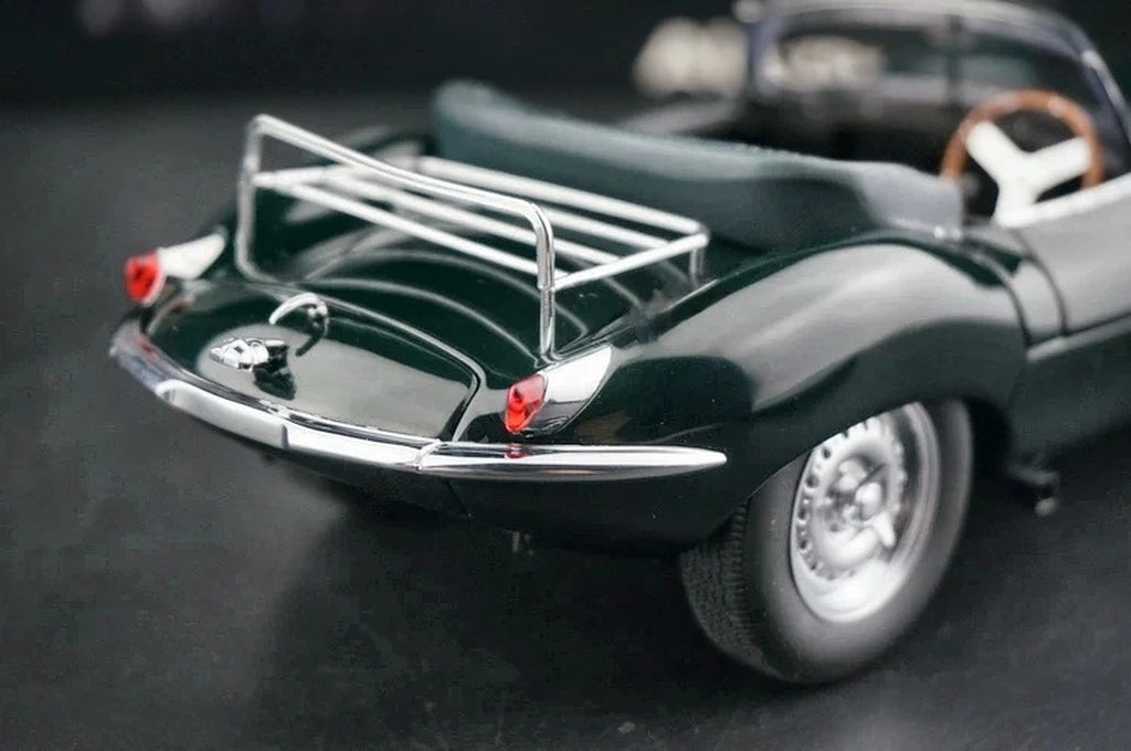 AutoArt Jaguar 1957 XK-SS Steve McQueen 1:18 – samlarobjekt gjuten modell gjutet
