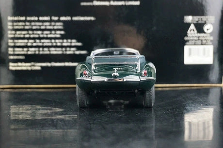 AutoArt Jaguar 1957 XK-SS Steve McQueen 1:18 – samlarobjekt gjuten modell gjutet