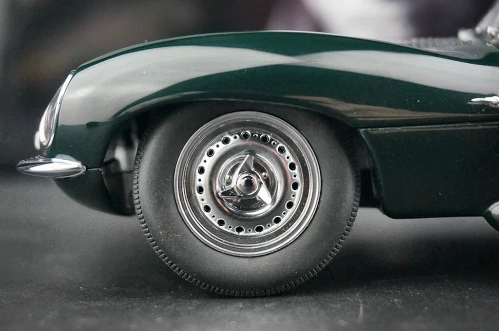 AutoArt Jaguar 1957 XK-SS Steve McQueen 1:18 – samlarobjekt gjuten modell gjutet