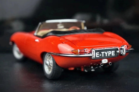AutoArt Jaguar 1961 E-Type Roadster röd 1:18 – pressgjuten samlarmodell
