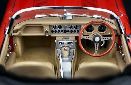 AutoArt Jaguar 1961 E-Type Roadster röd 1:18 – pressgjuten samlarmodell