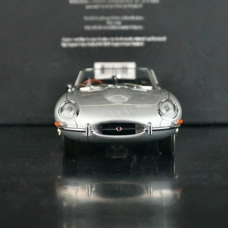 AutoArt Jaguar 1961 E-Type Roadster silver 1:18 – pressgjuten samlarmodell