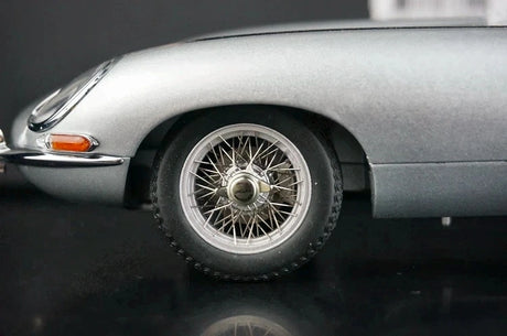 AutoArt Jaguar 1961 E-Type Roadster silver 1:18 – pressgjuten samlarmodell