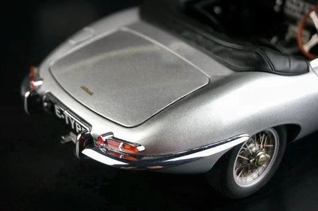 AutoArt Jaguar 1961 E-Type Roadster silver 1:18 – pressgjuten samlarmodell