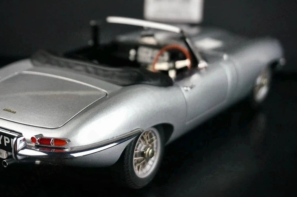 AutoArt Jaguar 1961 E-Type Roadster Silver 1:18 – Collectible Diecast Model Die-Cast