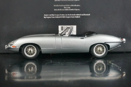 AutoArt Jaguar 1961 E-Type Roadster silver 1:18 – pressgjuten samlarmodell