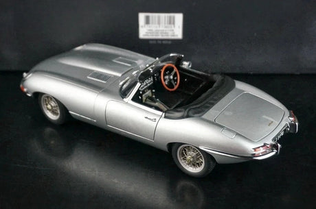 AutoArt Jaguar 1961 E-Type Roadster silver 1:18 – pressgjuten samlarmodell
