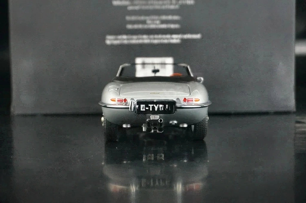 AutoArt Jaguar 1961 E-Type Roadster Silver 1:18 – Collectible Diecast Model Die-Cast