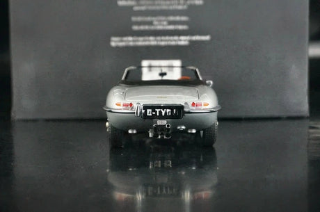 AutoArt Jaguar 1961 E-Type Roadster silver 1:18 – pressgjuten samlarmodell