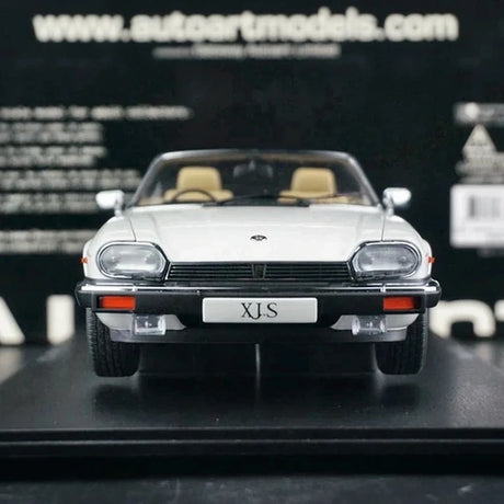 AutoArt Jaguar 1988 XJ-S Convertible vit 1:18 – pressgjuten samlarmodell
