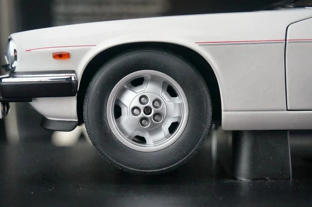 AutoArt Jaguar 1988 XJ-S Convertible vit 1:18 – pressgjuten samlarmodell