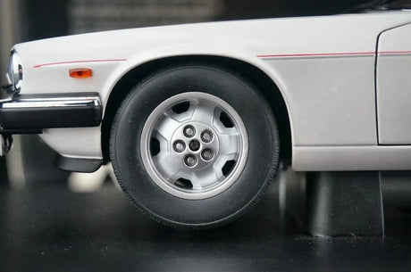 AutoArt Jaguar 1988 XJ-S Convertible vit 1:18 – pressgjuten samlarmodell