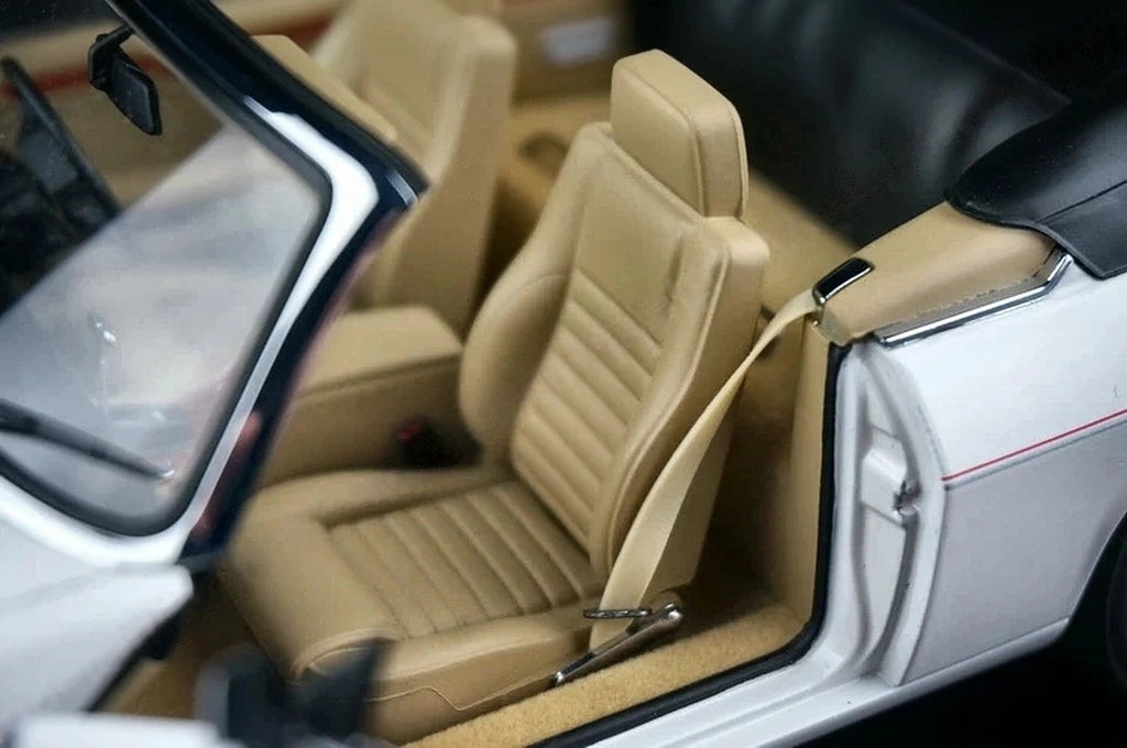 AutoArt Jaguar 1988 XJ-S Convertible vit 1:18 – pressgjuten samlarmodell