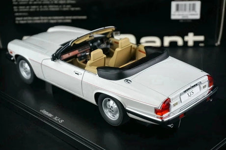 AutoArt Jaguar 1988 XJ-S Convertible vit 1:18 – pressgjuten samlarmodell