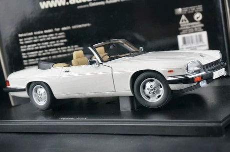 AutoArt Jaguar 1988 XJ-S Convertible vit 1:18 – pressgjuten samlarmodell