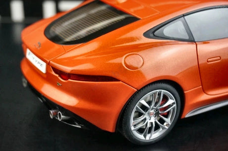 AutoArt Jaguar 2014 F-Type Orange 1:18 – samlarobjekt av gjutna modeller i gjutna metall