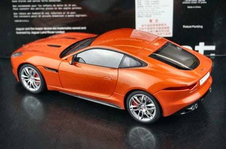 AutoArt Jaguar 2014 F-Type Orange 1:18 – samlarobjekt av gjutna modeller i gjutna metall