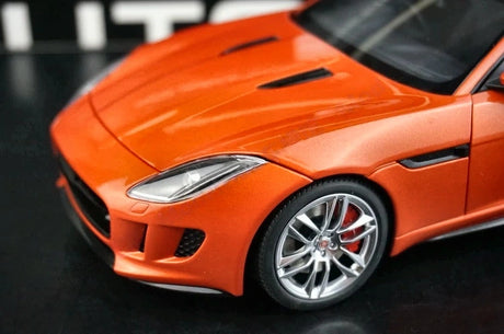 AutoArt Jaguar 2014 F-Type Orange 1:18 – samlarobjekt av gjutna modeller i gjutna metall