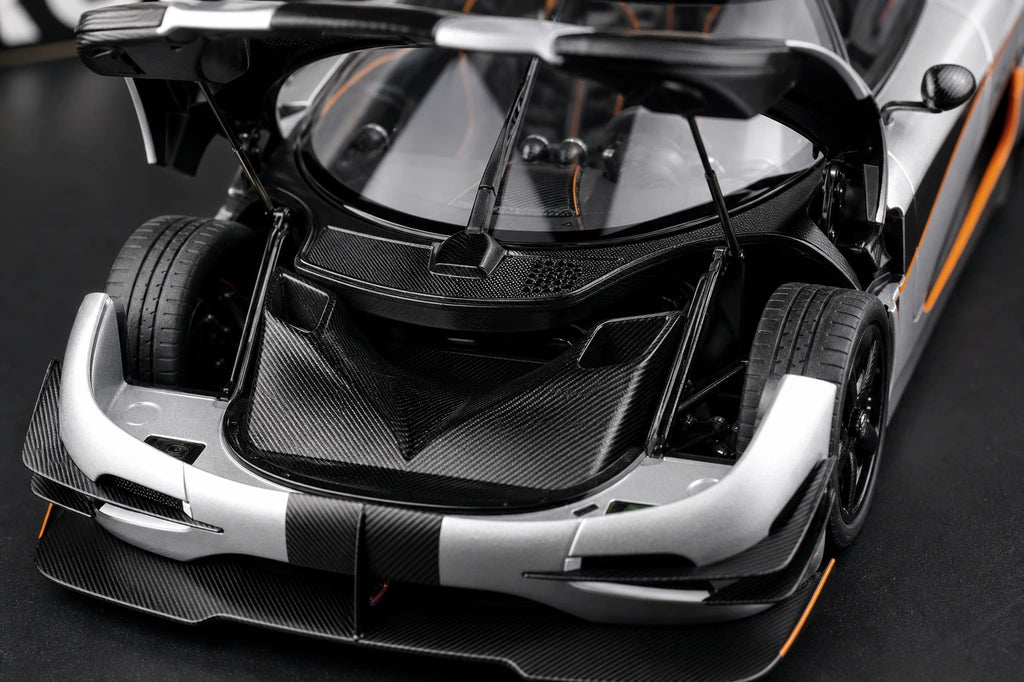 AutoArt Koenigsegg 2014 One1 Silver 1:18 – نموذج معدني قابل للجمع من القالب المصبوب