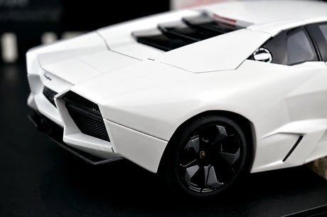 AutoArt Lamborghini 2008 Reventon White 1:18 – Keräilyesineitä valuvalumalleja