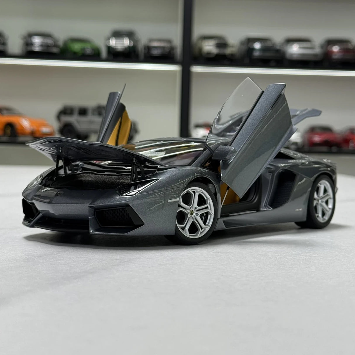 AutoArt Lamborghini 2011 Aventador LP700-4 جراي 1:18 – نموذج معدني قابل للجمع
